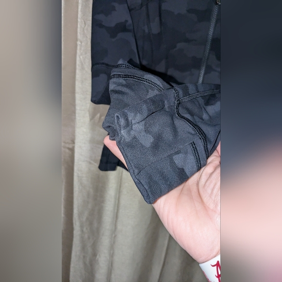 Women's Lululemon DEFINE jacket size 4. - Picture 3 of 11